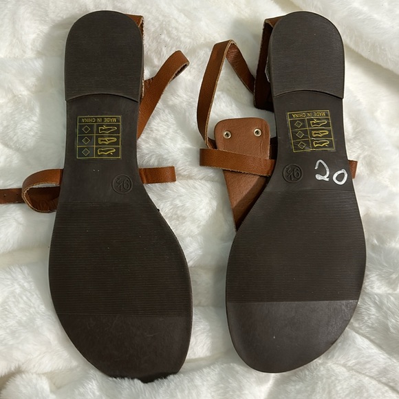 Steve Madden Tan Sandals with Gold Hardware. US SIZE 9.5 - Picture 2 of 2